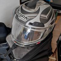 casco più zaino motocicletta