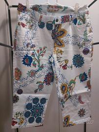 UDQ - Jeans capri bianchi con fiori 