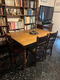 Tavolo ‘800 pregiato con sedie