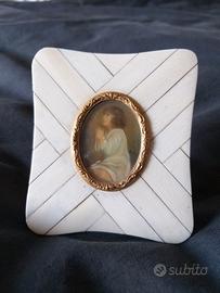 Antico dipinto a miniatura. Bambina che prega