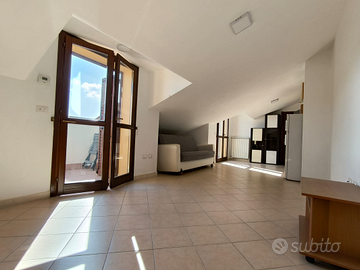 Mansarda pari a Nuovo, semiarredata