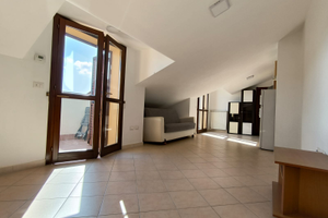 Mansarda pari a Nuovo, semiarredata