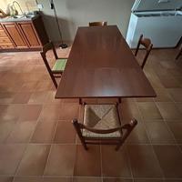 Tavolo allungabile in legno (4 sedie in omaggio)