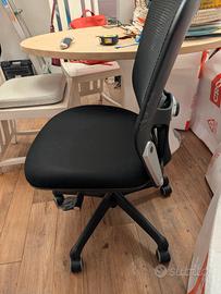 Set scrivania e sedia da ufficio