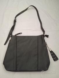 Borsa a tracolla grigia con portachiavi Carpisa 