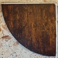 Mensola in legno ad angolo.