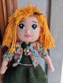bambola interamente fatta a mano con uncinetto
