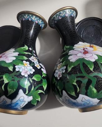Vasi cinesi in smalto Cloisonné a fondo nero