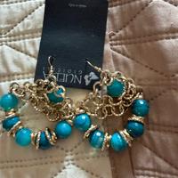 Orecchini dorati con pietre celesti