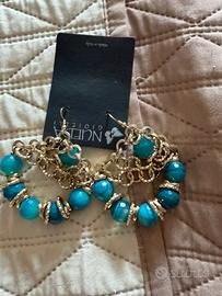 Orecchini dorati con pietre celesti