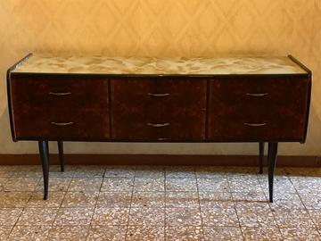 Modernariato: mobile in legno impiallacciato