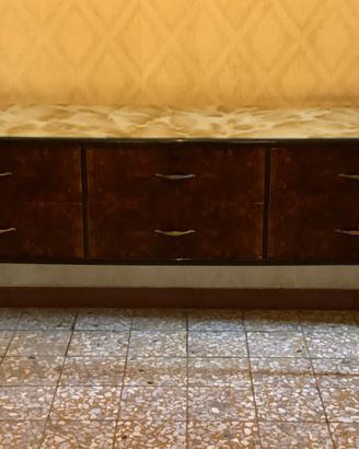 Modernariato: mobile in legno impiallacciato