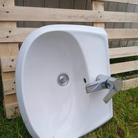 lavabo con rubinetto