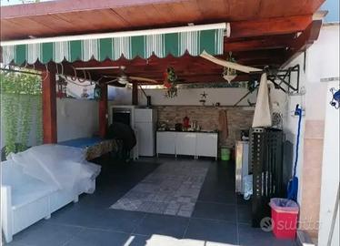 ARDEA BILOCALE ARREDATO CON GIARDINO PRIVATo