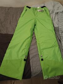 Tuta da sci e casco da sci