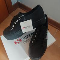 Superga nere con suola alta 