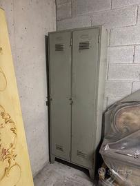 ARMADIETTO VINTAGE IN FERRO INDUSTRIALE