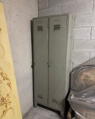 ARMADIETTO VINTAGE IN FERRO INDUSTRIALE