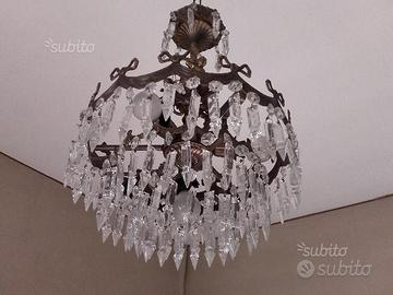 Vari lampadari antichi in cristallo