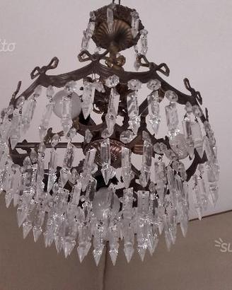 Vari lampadari antichi in cristallo
