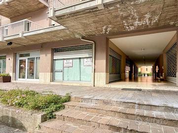 NEGOZIO A VESTONE