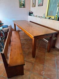 Tavolo in legno con sedute