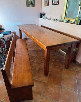Tavolo in legno con sedute