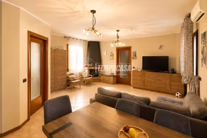 Maisonette con corte esclusiva e garage