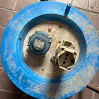 Avvolgicavo 30 metri ( prese da sistemare)