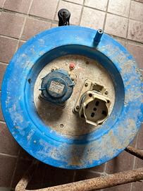 Avvolgicavo 30 metri ( prese da sistemare)