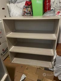 Scaffale in legno bianco.