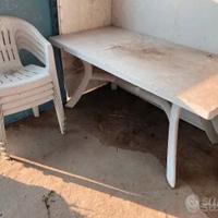 Tavolo e N.16 Sedie in plastica