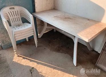 Tavolo e N.16 Sedie in plastica