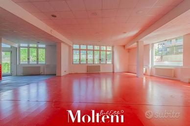 Immobile di 385 m² con 1 locale a Lecco