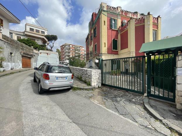 3 LOCALI A NAPOLI