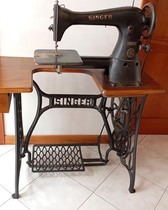 ANTICA MACCHINA DA CUCIRE SINGER A PEDALE IN GHISA