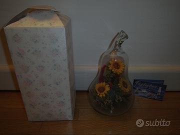 Pera in vetro contenente fiori artificiali