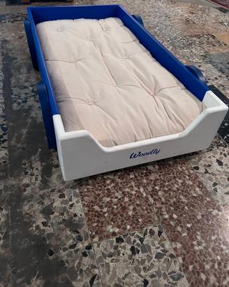 Lettino montessoriano a forma di auto
