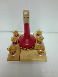 Bicchieri  e bottiglia rari  più  sale e pepe