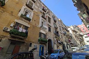 2 LOCALI A NAPOLI