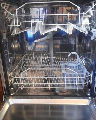Ariston LFT 114/HA - Lavastoviglie da incasso.