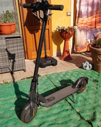 Monopattino Xiaomi Mi Electric Scooter Essential