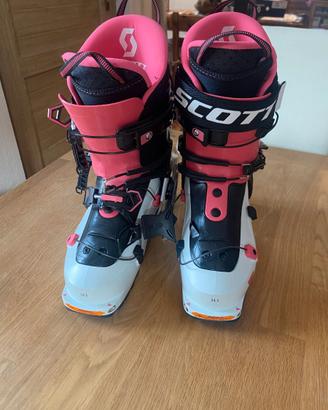 Scarponi sci alpinismo donna.