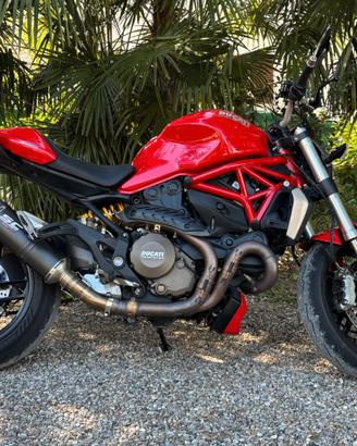 Ducati Monster 1200 con scarico SC Project