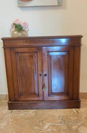 piccola credenza dell'800 in legno di noce