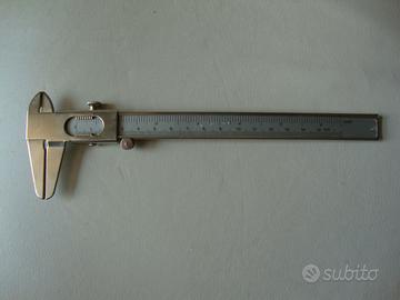 Calibro analogico in acciaio L 15 cm.
