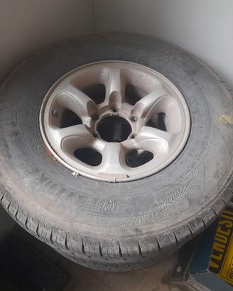 4 cerchi con gomme per Pajero 2a serie '91/'99