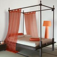 Letto a baldacchino in legno naturale