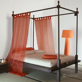 Letto a baldacchino in legno naturale