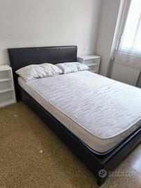 Struttura letto in ecopelle nera 